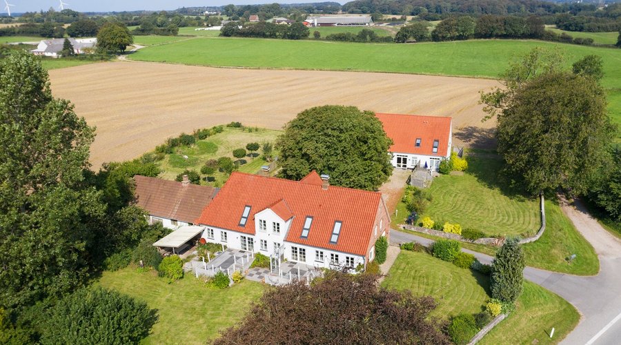 Fjordvejen Apartments bietet fünf Ferienwohnungen, alle neu renoviert und mit Meerblick, für 2 bis 4 Personen. 
Modernste Technologien mit Glasfaser schnellem Internet, Chromecast, Streaming, Gaming, Netflix, Dinsney+. Skandinavisches Kabelfernsehen, europäisches ASTRA Sat TV.
Die Wohnungen sind ganzjährig gut temperiert, da die Heizungsanlage digitalisiert und ferngesteuert ist.     