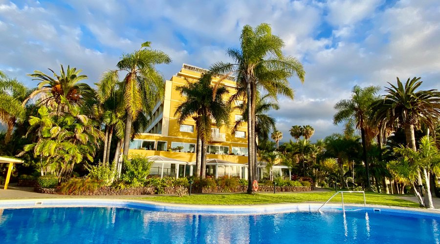 Hotel visto desde la piscina