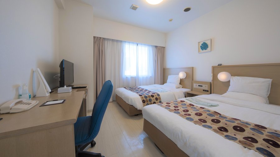 TWIN ROOM