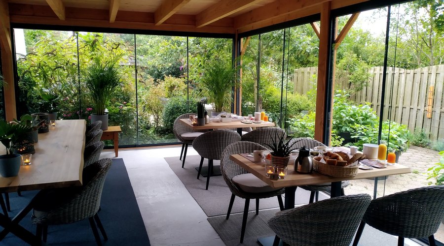 De serre voor het ontbijt, grenzend aan het restaurant. Netjes. Waarschijnlijk nog niet af (betonnen vloer, geen verlichting).