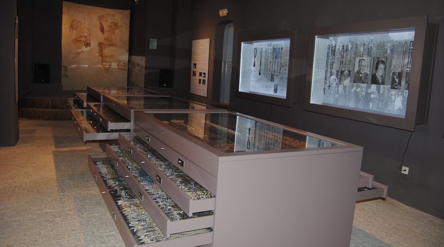 Este museo único en el mundo, incluido en el libro Guinness de los Record, fue creado en los años 60 del pasado siglo por D. Paulino Díaz Alcaide, sochantre y organista de la iglesia de la Asunción y se puede visitar en el Convento de la Cilla de los Jerónimos (S. XVII).
Es una colección de 3.000 rosarios provenientes de todo el mundo y de personajes nacionales e internacionales destacados en el mundo de la política, espectáculo, religión, casas reales, etc.