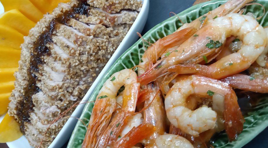 Detalhe da Degustação Remexida, com tarantelo de atum braseado e gambas fritas com alho  piri-piri