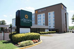 La Quinta Inn & Suites by Wyndham DC Metro Capital Beltway in Capitol Heights, image may contain: Hotel, Inn, Office Building, City