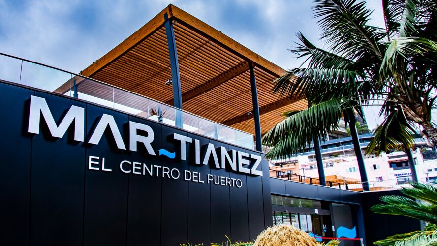 El Centro Comercial Martiánez se encuentra en la ciudad del Puerto de la Cruz, uno de los principales destinos turísticos de la isla. Esta situado en la entrada de la ciudad y muy próximo al parque acuático Lago Martiánez. Es el lugar ideal para disfrutar de un día de compras sin salir de una bonita ciudad donde además, a escasos metros, podrá disfrutar de la brisa que nos brinda el océano Atlántico.