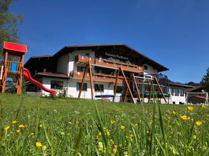 Posthansl in Heiterwang, image may contain: Shelter, Hotel, Grass, Resort