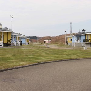 新しくてカラフルなコテージが並んでいます
