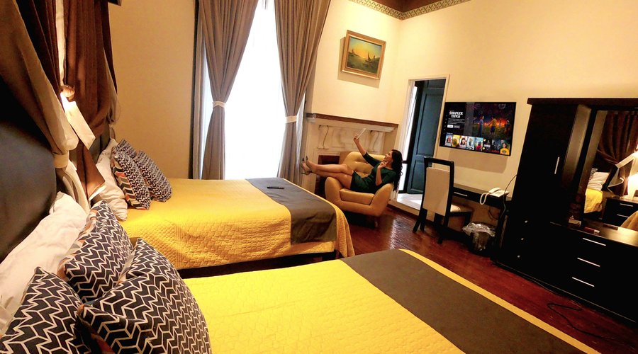 Habitación 4 del Hotel con Pantalla de 42", Netflix, Fibra óptica, Balcón hacia la Avenida Hidalgo, Aire Acondicionado, Ventilador, Piso de Madera, Edredones decorativos, 5 almohadas por cama, Sillón ocasional, la mejor ubicación.