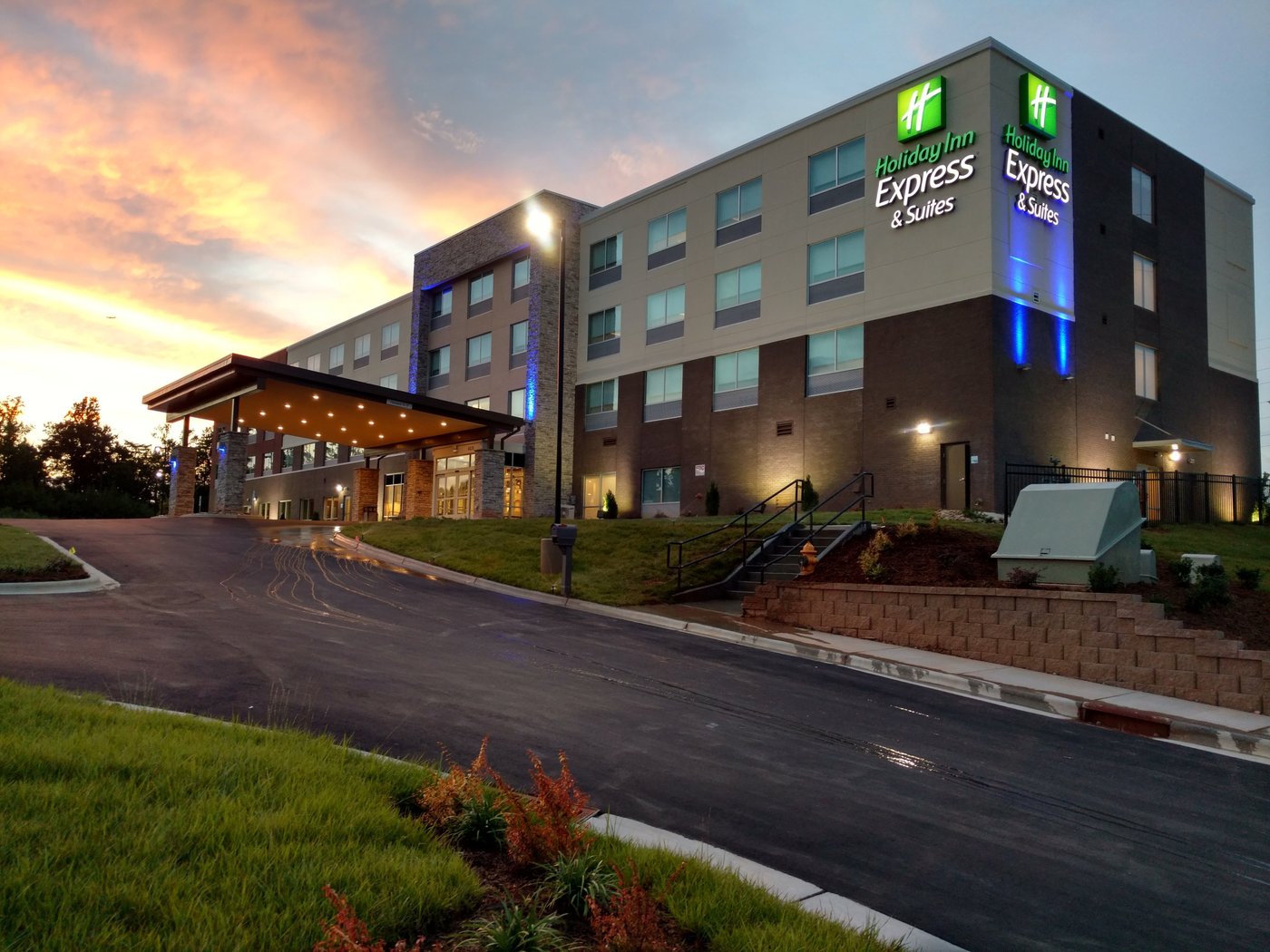 HOLIDAY INN EXPRESS & SUITES CHARLOTTE NE - UNIVERSITY AREA $123 ...