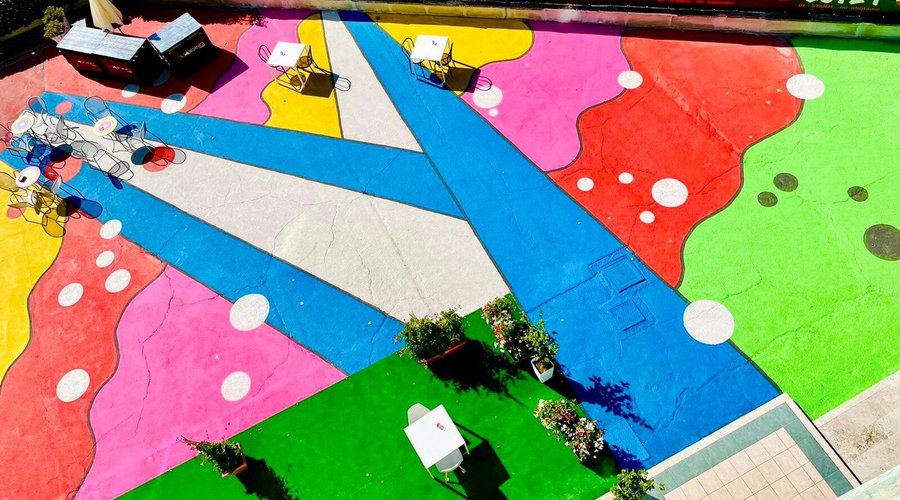 Murale a pavimento sul patio all'entrata dell'albergo