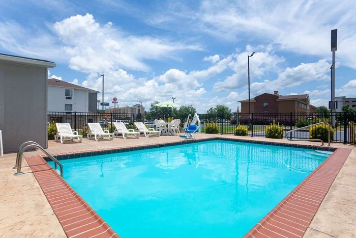 La Quinta Inn & Suites by Wyndham Oxford - Anniston Pool: Pictures ...