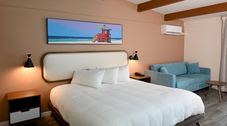 King Suite - Pool side w/ Patio or Balcony