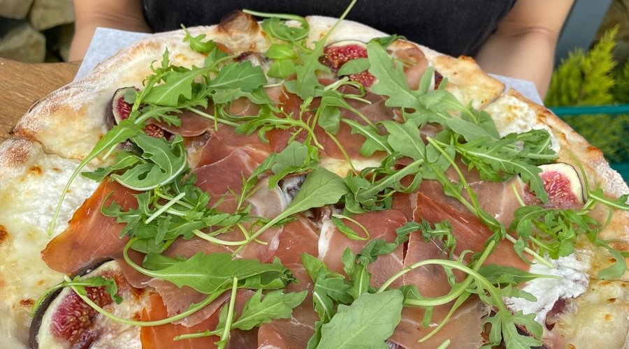 PIZZA Z FIGAMI, KOZIM SEREM I SZYNKĄ PARMEŃSKĄ