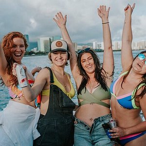 waikiki sunset party cruise with live dj and complimentary drink