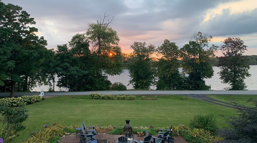 The view, the quiet, the fresh air, the Canadian geese, a wonderful place to stay