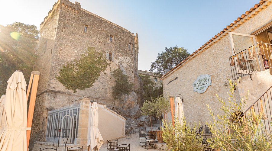 Situé dans les anciennes écuries, au pied du château de La Barben, l'Auberge Daudet offre un cadre visuel d'exception.