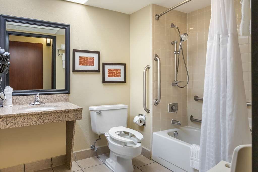 Hotel photo 31 of Comfort Inn Airport.