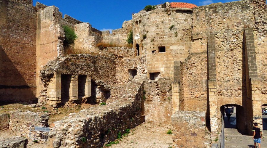 Internod el forte, con al centro la Torre della Maddalena