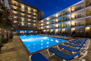 Coast Capri Hotel in Kelowna, image may contain: Hotel, Resort, Pool, Water