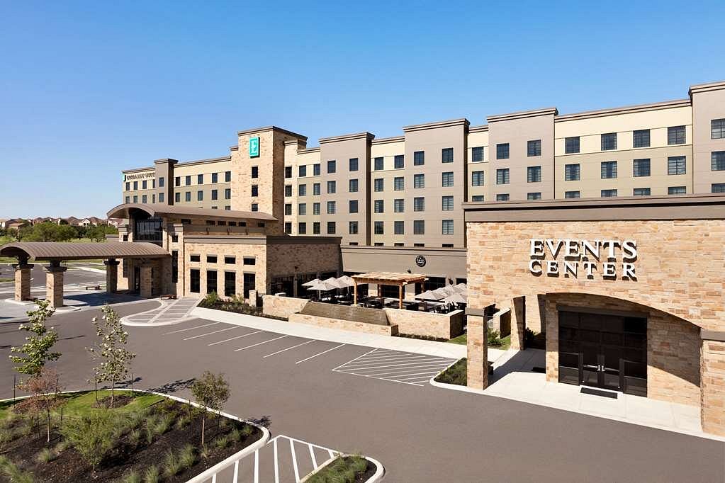 Embassy Suites by Hilton San Antonio Brooks Hotel &amp; Spa, hotel in San Antonio