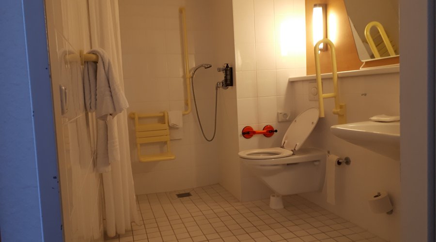 Goed aangepaste badkamer mert plakbeugel die erg vast zit dus geen probleem