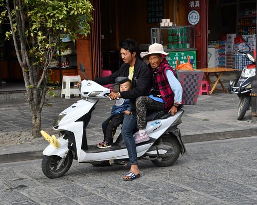 Xizhou morning market