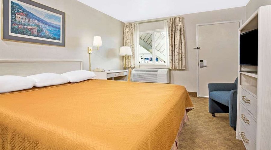 1 King Bed Room