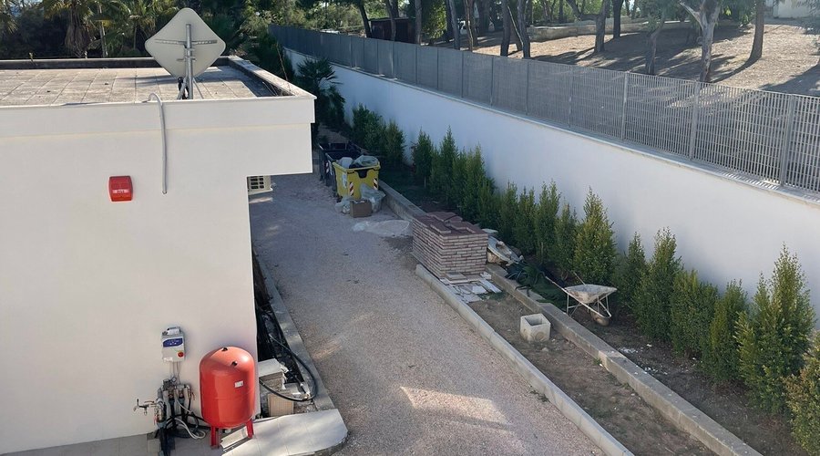 Wo fange ich an … leider nur 500 Zeichen Platz 🙈 • Rezeption schwer zu finden. Erster Satz Passport und Visacard • Zimmer wie eine lange Garage auf den ersten Blick stylisch auf den zweiten Blick nicht durchdacht da mit Kleidern und Koffern der Raum aussah wie eine Abstellkammer. Schrank Bademäntel, Schreibtisch fehlten komplett. Kabel hingen herum dafür stand ein großer Kühlschrank im Zimmer. Bad abgetrennt nur mit Glasscheibe - super wenn man auf Public- Kacken steht.  • KEIN WIFI in einem 4 *