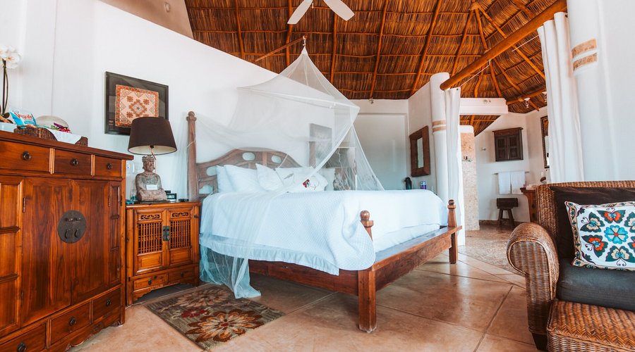 Penthouse Jr Suite 
King size bed, full ocean front. Ideal for a honeymoon or a romantic getaway.