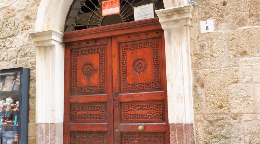 Il portone del palazzo Guillot