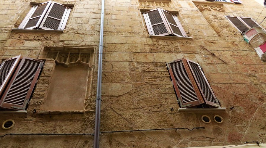 Le decorazioni  in stile catalano delle false finestre del palazzo Guillot