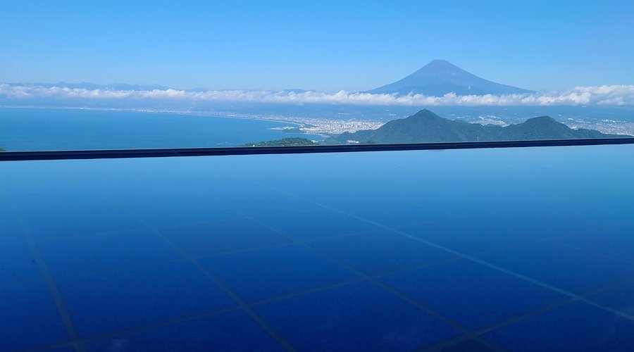 山頂『碧テラス』には３つの水盤があり、富士山、駿河湾、空、水盤の一体化した絶景をご堪能いただけます。