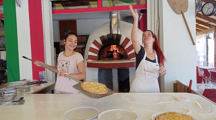 Bella Georgia and Bella Maria in action 🍕🔥