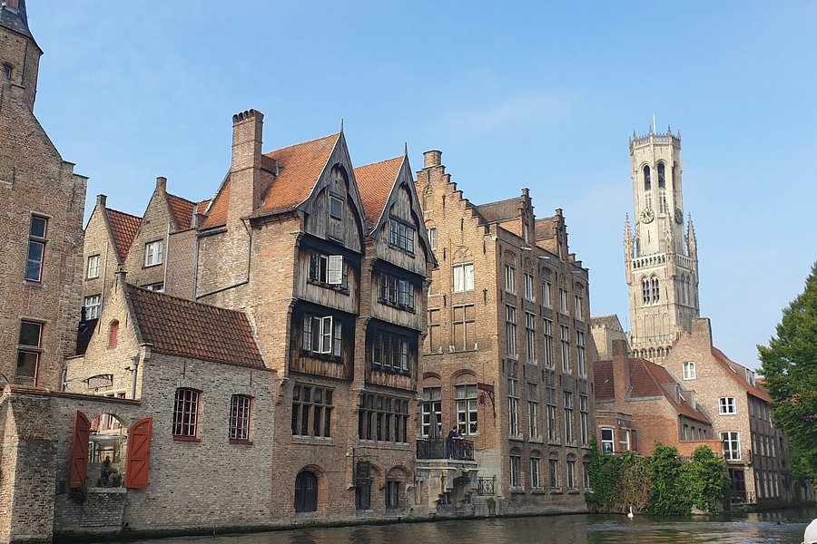 canal boat trips in bruges