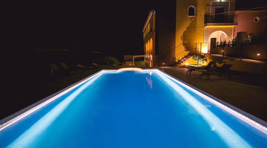Nuestra piscina en la noche