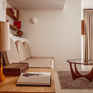 Hôtel Monsieur Aristide in Paris, image may contain: Home Decor, Living Room, Table, Dining Room