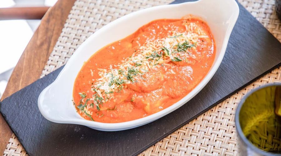 Ravioles de langosta en salsa rosa