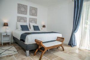 Room & Suite