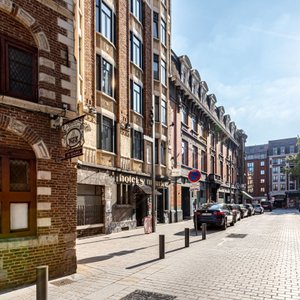 Façade de l'hôtel dans l'environnement calme et pittoresque de l'église Saint Maurice