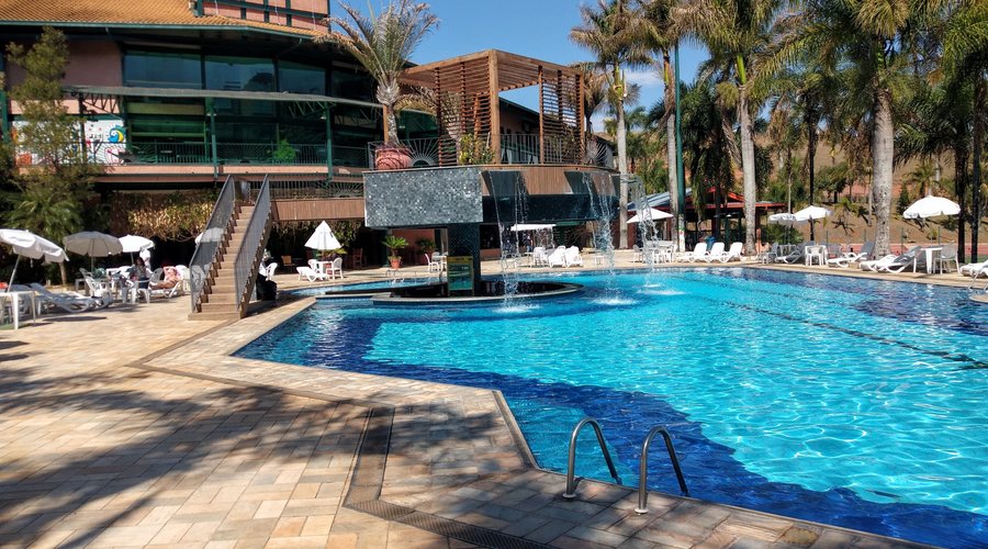 Piscina externa com bar molhado. Excelente