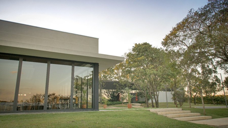 Vista do restaurante The Co. Smoke House e stand indoor