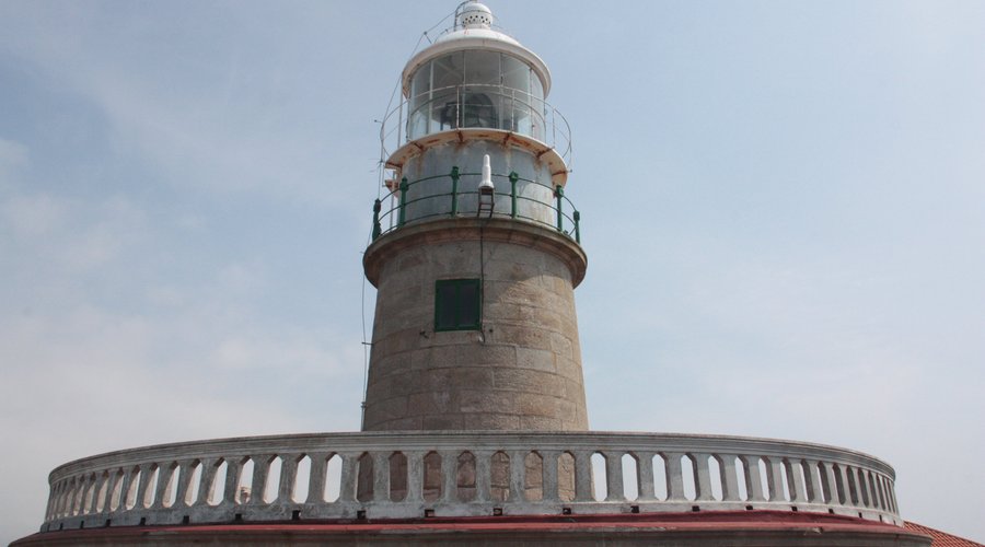 Vista del faro desde la parte que mira al mar
