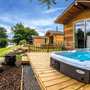 Riverside Lodge with Hot Tub