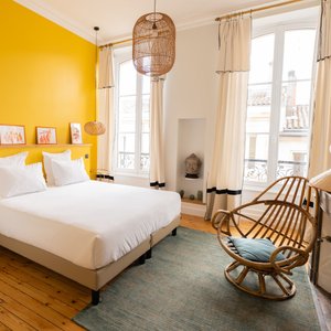 Junior Suite Mandalay parfaitement conçue pour 2 personnes, climatisée de 25 m² avec une couleur dominante jaune safran et une décoration inspirée de voyages en Asie.
Salle d'eau et wc privatifs.
Chambre transformable en chambre twin.