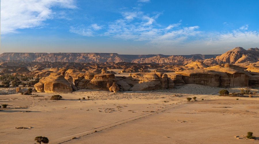 A 300 km da Medina, lungo quella che era l’antica via dell’incenso tra Damasco e Riad, è sepolto nel tempo un luogo ricco di fascino e suggestione. Si dice che la valle sia abitata da spiriti malvagi, custodi di ducentomila anni di storia umana inesplorata: benvenuti a Al Ula