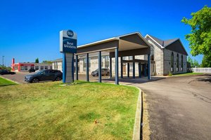 Best Western Smiths Falls Hotel in Smiths Falls, image may contain: Car Dealership, Car, Vehicle, Hotel