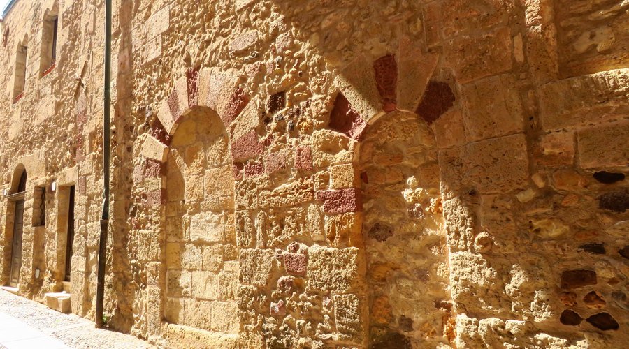 Gli archi degli antichi portali lungo il fianco sx dell'edificio