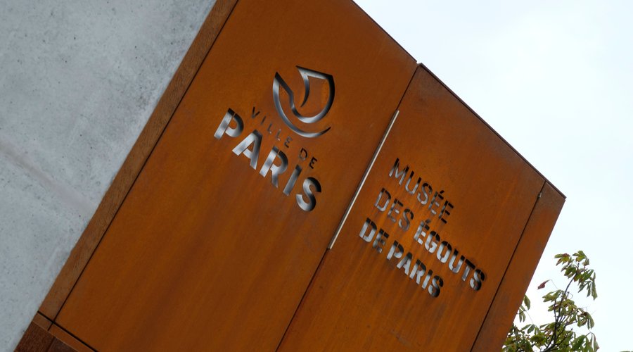 Logo a l'extérieur du Musée des égouts de Paris 