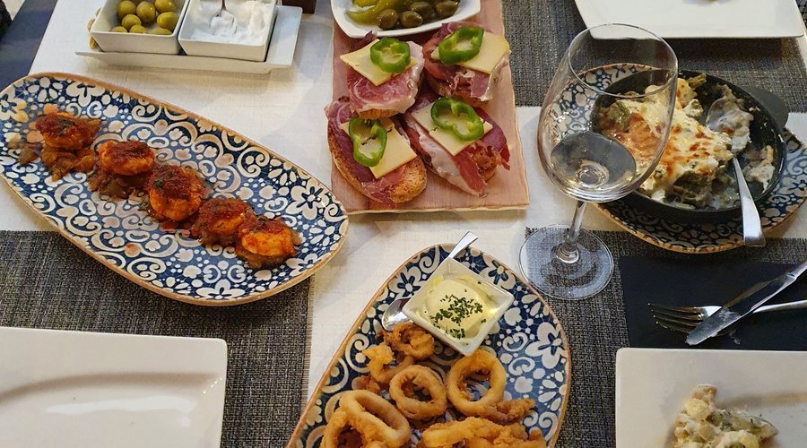 Calamares Andaluza/Langostino con sobrassada/Pa amb oli Mixto/Esparragos gratinados