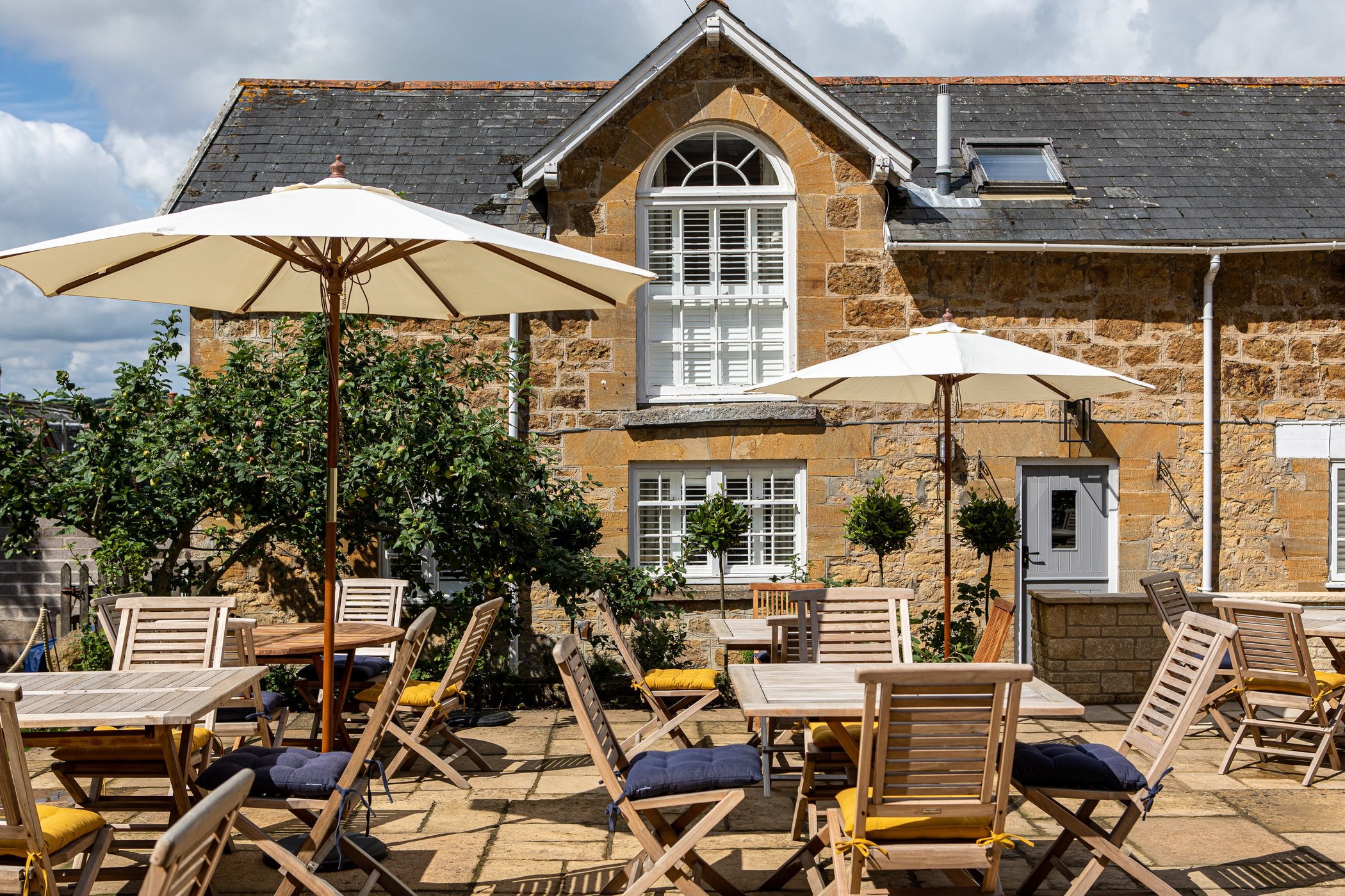 The Queens Arms by null