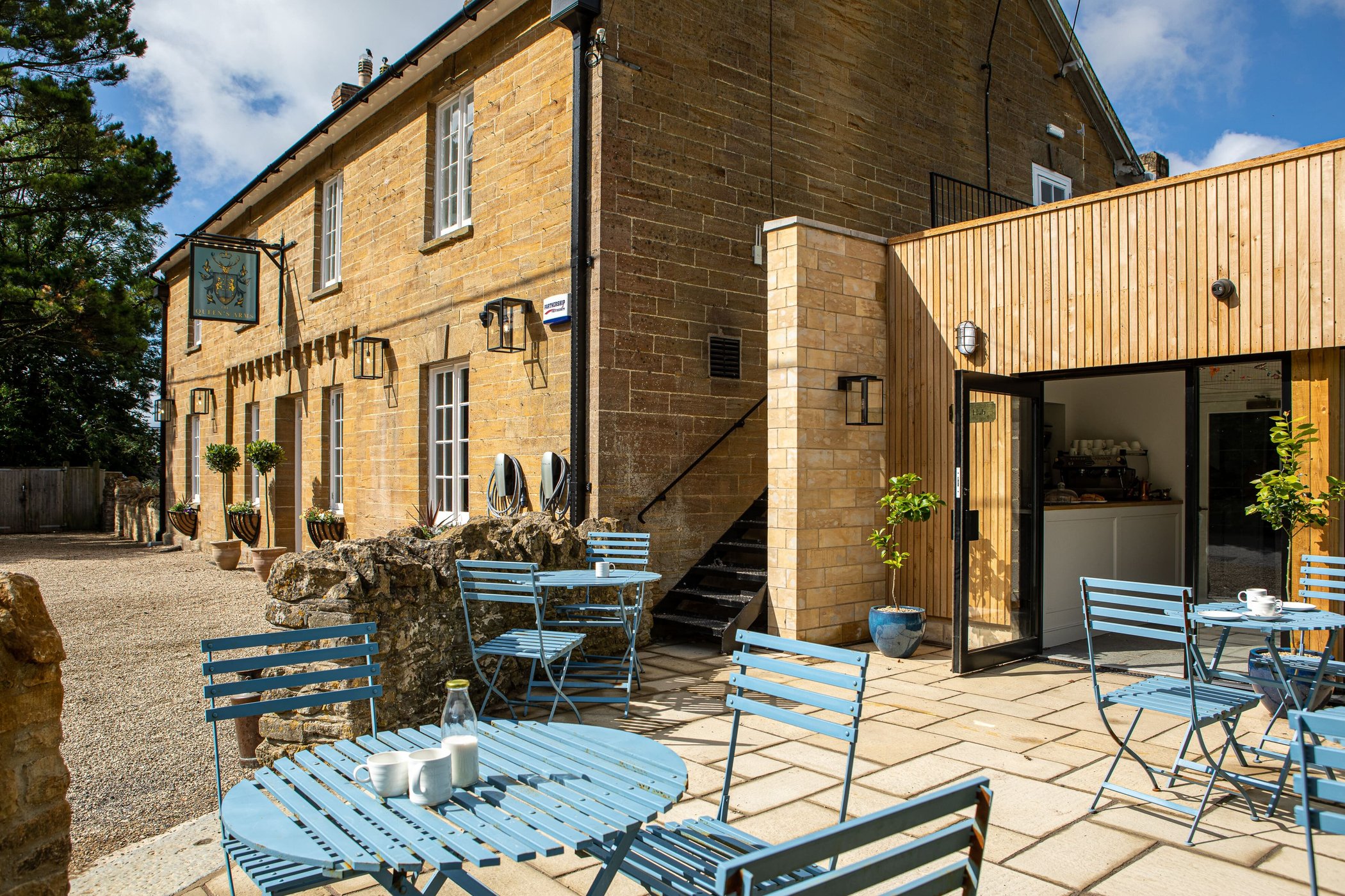 The Queens Arms by null